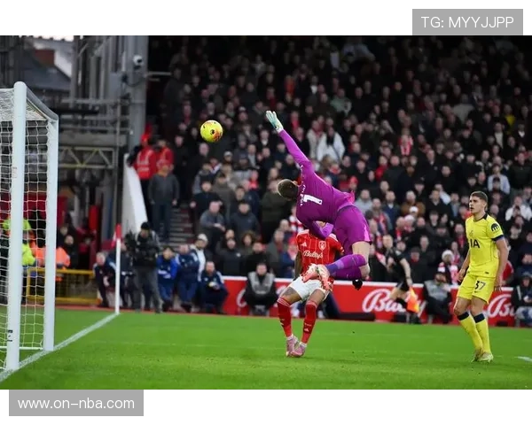 门将维卡里奥8次扑救难救主，热刺客场憾负曼联