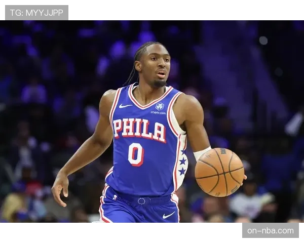 特写镜头：马克西命中追平三分后对着观众席的经典庆祝动作