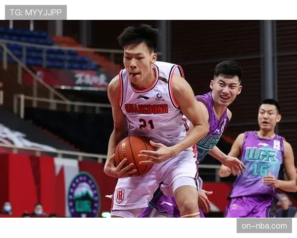 现场观察：广东队替补席频繁使用平板电脑回看上一回合的进攻跑位路线